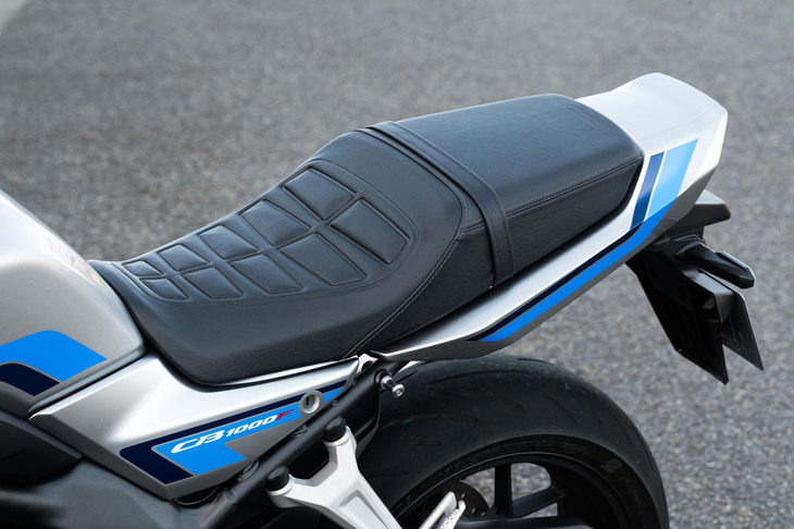 シート高は795mmで、足つき性は良好。「SE」のカラーステッチシートは、標準仕様にはアクセサリーでも用意されない専用品だ。シートの下には、バッテリーやETC車載器、工具などが収まっている。