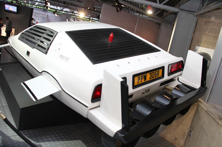 「ロータス・エスプリS1」のテールランプには、「フィアットX1/9」のものが流用されていた。ファンならご存じのとおり、写真は映画『007 私を愛したスパイ』の劇中車。