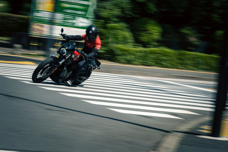 充実した安全装備も新世代ハーレーの特徴。「ナイトスター」にもABSやトラクションコントロール、ギアダウン時の後輪のスリップを抑制するドラッグトルクスリップシステムなどが装備される。