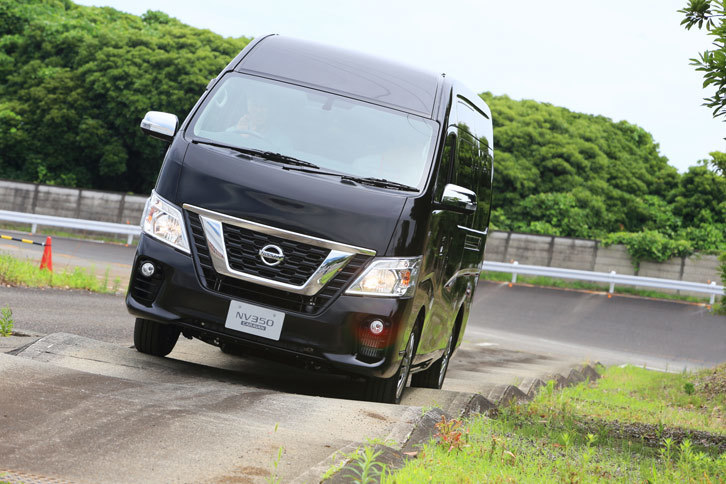 波状路にて、車体にかかる“ねじり方向”の入力に対する耐久性の試験を受ける「日産NV350キャラバン」。