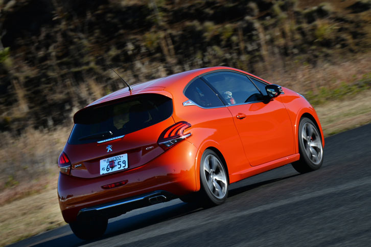 袖ヶ浦フォレストレースウェイのコースを駆ける「プジョー208GTi」。サスペンションは、ほかの「208」とは異なる専用仕立て。スプリングやダンパーの最適化のみならず、サブフレームやリアのクロスメンバーを強化するなど、車重や出力特性に合わせて入念にチューンしたという。