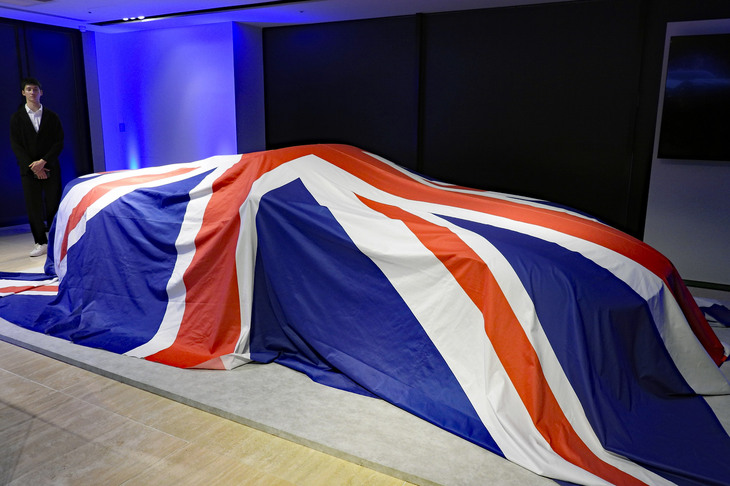 「The House of Aston Martin Aoyama」での発表会にて、アンベールを待つ「アストンマーティン・ヴァンキッシュ ヴォランテ」。