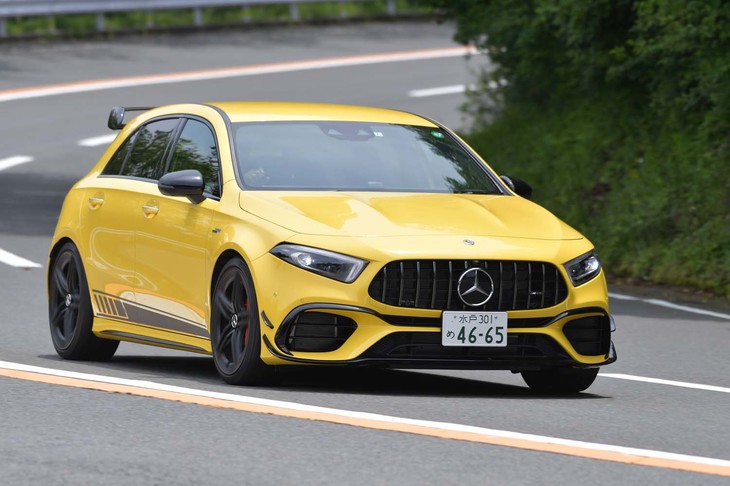 
	【メルセデスAMG A45 S 4MATIC＋ エディション1のスペック】
	ボディーサイズ：全長×全幅×全高＝4445×1850×1410mm／ホイールベース：2730mm／車重：1670kg／駆動方式：4WD／エンジン：2リッター直4 DOHC 16バルブ ターボ／トランスミッション：8段AT／最高出力：421PS（310kW）/6750rpm／最大トルク：500N・m（51.0kgf・m）/5000-5250rpm／タイヤ：（前）245/35ZR19 93Y／（後）245/35ZR19 93Y（ミシュラン・パイロットスポーツ4 S）／燃費：11.4km/リッター（WLTCモード）／価格：928万円
	
	【取材時の燃費データ】
	テスト距離： 254.3km（市街地1：高速道路7：山岳路2）／使用燃料：29.9リッター（ハイオクガソリン）／参考燃費：8.5km/リッター（満タン法）／8.4km/リッター（車載燃費計計測値）
	