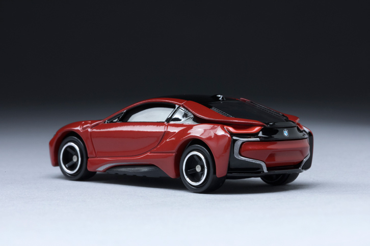 「BMW i8」は、前輪をモーターで、後輪をエンジンで駆動する、BMW独自のハイブリッド4WD機構を搭載するプラグインハイブリッド車である。（写真＝郡大二郎）