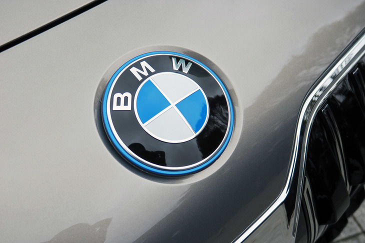 BMW i7 xDrive60eエクセレンス（フロントエンブレム）