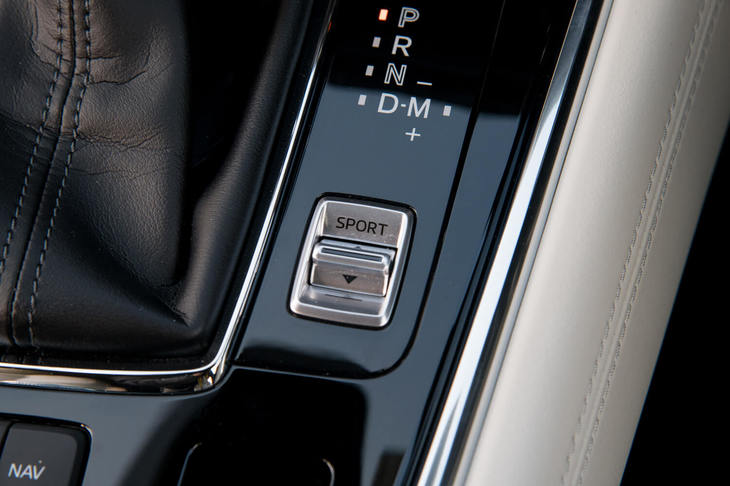 ガソリン車には自然吸気、ターボともに「ドライブセレクション」と呼ばれる機能が備わっており、シフトレバー横のスイッチで「SPORT」を選択すると、アクセル操作に対して力強い加速が得られるようになる。