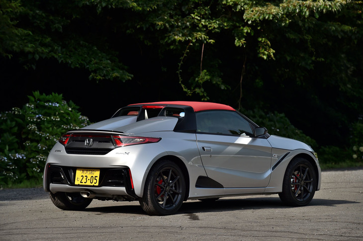 ホンダS660モデューロX
	ボディーサイズ：全長×全幅×全高＝3395×1475×1180mm／ホイールベース：2285mm／車重：830kg／駆動方式：MR／エンジン：0.66リッター直3 DOHC 12バルブ ターボ／ トランスミッション：6段MT／最高出力：64ps（47kW）/6000rpm／最大トルク：104Nm（10.6kgm）/2600rpm／タイヤ：（前）165/55R15 75V／（後）195/45R16 80W（ヨコハマ・アドバンネオバAD08R）／ 燃費：21.2km/リッター（JC08モード）／ 価格：285万0120円