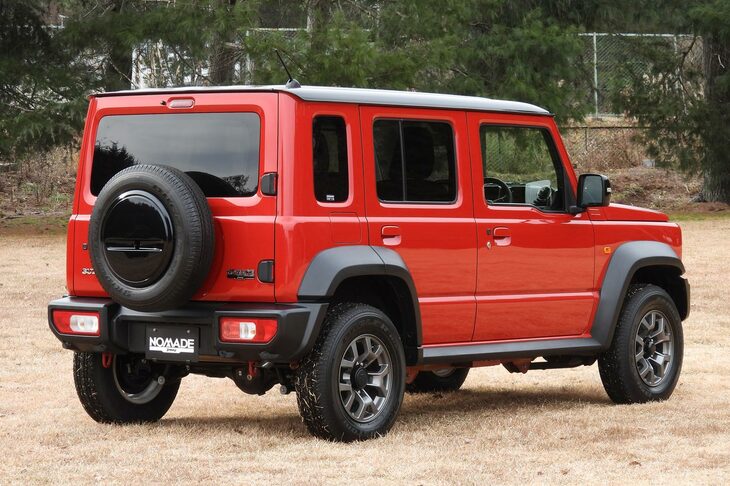 グローバルで扱われる「ジムニー ノマド」の市場としては、日本は出遅れ感のある101番目。正規販売を待ちきれずに海外モデルを並行輸入するファンも散見された。