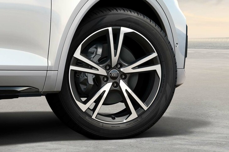 「Q5ハイスタイル」の20インチアルミホイール。