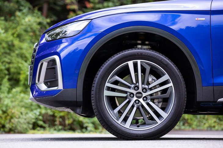 コントラストグレーポリッシュ色の「5セグメントスポークデザイン」アルミホイールは、「Q5スポーツバック ファーストエディション」専用のアイテム。試乗車は255/45R20サイズの「ミシュラン・ラティチュードスポーツ3」タイヤを組み合わせていた。