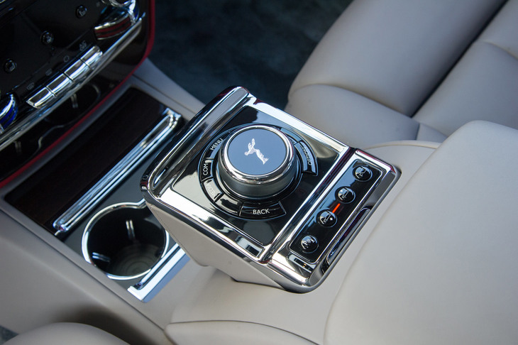 アームレストには、インフォテインメントシステムや車高調整機構、カメラや周辺センサーなどの機器を操作する、収納式のコントローラーが備わる。