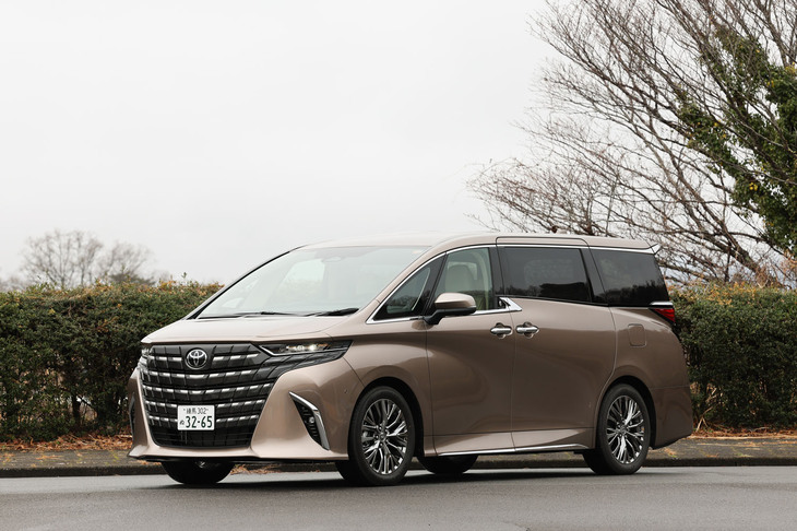 2025年1月に登場した「トヨタ・アルファード」のプラグインハイブリッド車は、最上級グレードの「エグゼクティブラウンジ」にのみ設定される。車両本体価格は1065万円。