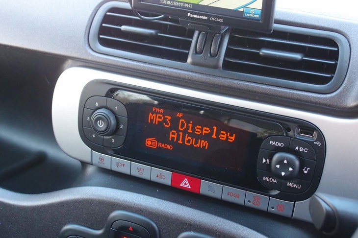カーオーディオはUSBソケット付き。コンベンショナルなAUX端子も備わる。