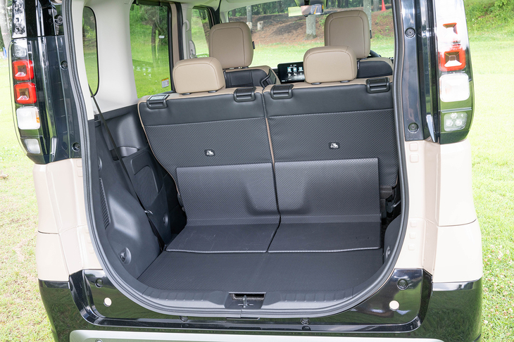 後席を一番前に設定したところ。壁面には片側3個ずつのラゲッジフックが備わっている。