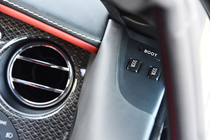 Aピラーの付け根には、ドアのクローズボタンとトランクリッドのオープナーがレイアウトされる。