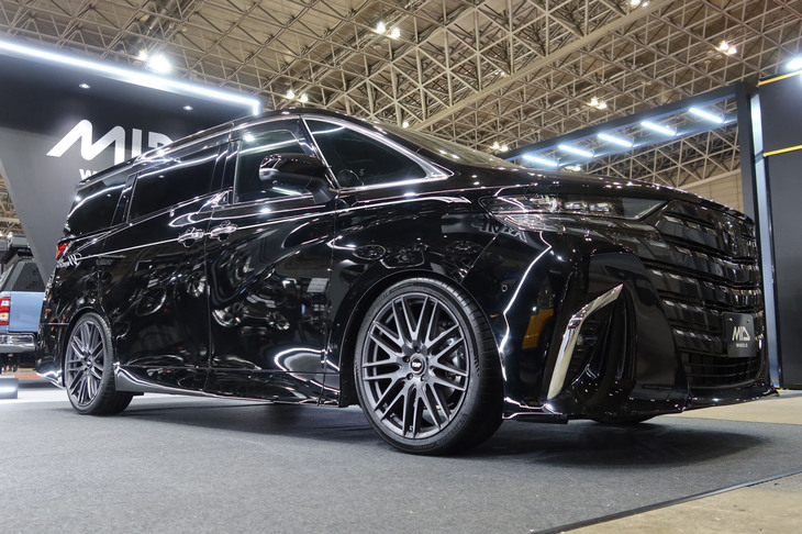 数ある新作のなかでも一押しなのが「RMP 029F」。装着車である新型「アルファード」にもマッチしている。