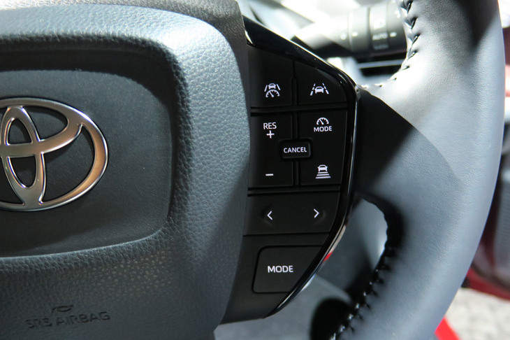トヨタ・プリウス2.0L HEVプロトタイプ（ステアリングスイッチ）