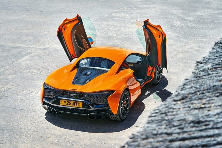 ドアは実績のある跳ね上げ式。「アルトゥーラ」の場合は、マクラーレンの他モデルに比べて少し車体寄りに開くようになっている。