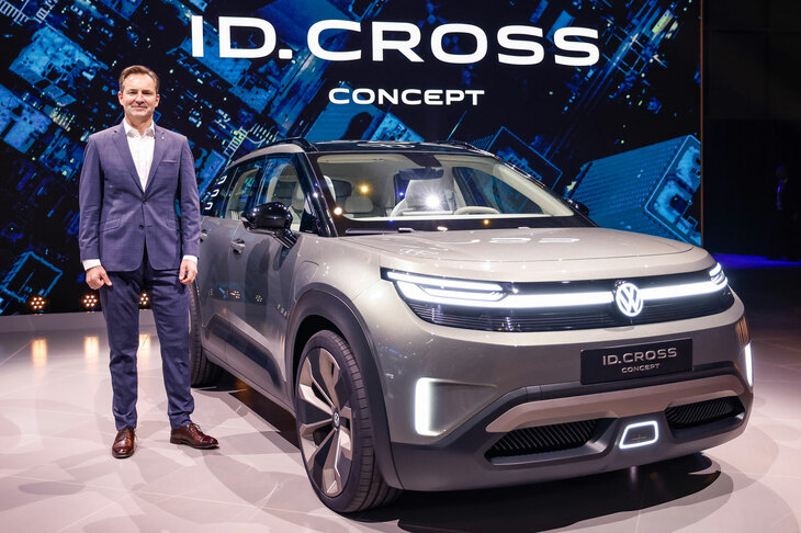 フォルクスワーゲンのトーマス・シェーファーCEOと「ID.クロス コンセプト」。