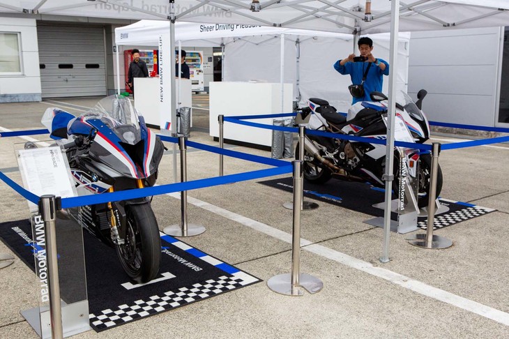 パドックに展示されたBMWの二輪車。左は最高出力215psの0.99リッター並列4気筒エンジンを搭載する「スポーツHP4レース」、右は同207psの0.99リッター並列4気筒エンジンを搭載する「S1000RR」。