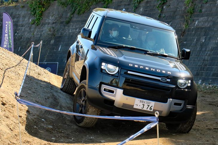 バンクエリアを無事に走破。前輪と後輪の向きの違い、タイヤとホイールアーチのスキマの違いに、「ランドローバー・ディフェンダー」の足さばきを感じていただきたい。