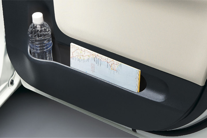前席のドアポケット。ボトルホルダーに加えて、小冊子を入れるスペースも用意されている。