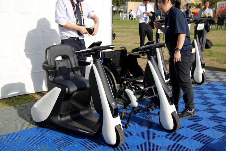 トヨタの「歩行領域EV」。手前が「座り乗り」で、その横が「車いす連結」。スタッフの後ろにあるのが「立ち乗り」である。