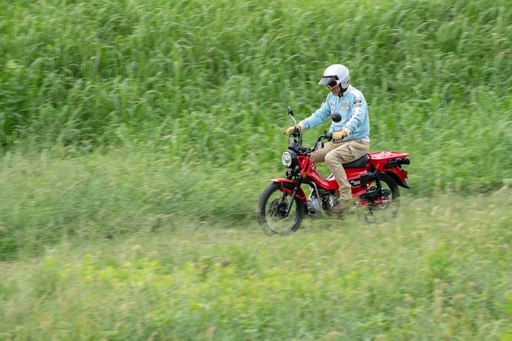 ベースの「スーパーカブC125」に対して、フレームが補強された「CT125ハンターカブ」。悪路への対応として165mmの最低地上高が確保されている。