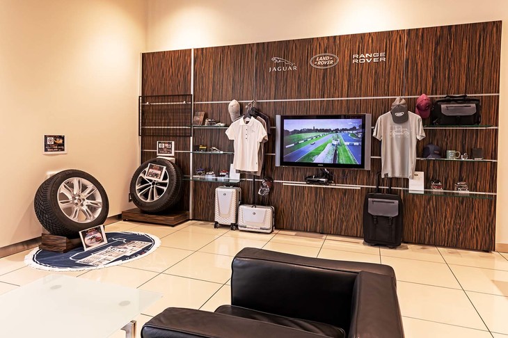 商談ルームには、ジャガーとランドローバーブランドの魅力的なアクセサリーも展示されている。