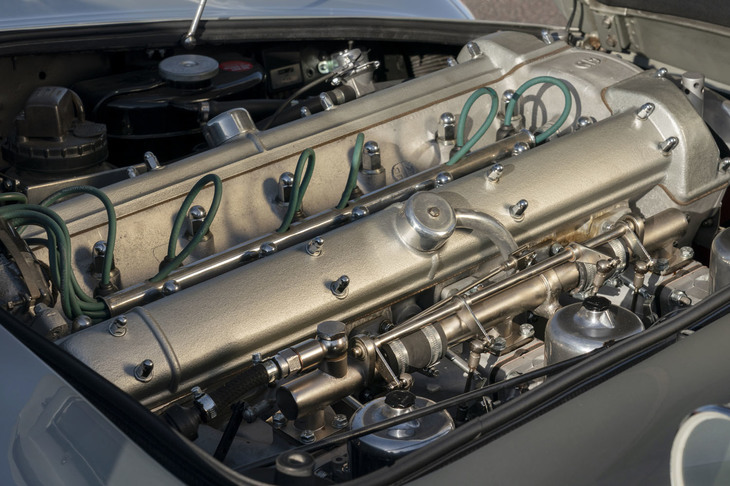 「DB5」は、内外装ともに前作の「DB4シリーズ5」とほとんど変わらないが、軽合金製の直6 DOHCユニットの排気量を3670ccから3995ccに拡大したのが最大の特徴。最高出力は284PSを発生する。DB5のデビュー当初はDB4と同じデイヴィッド・ブラウン製の4段MTが装着されていたが、途中から試乗車と同じZF製5段MTが搭載されるようになる。