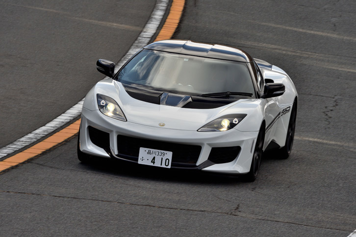 箱根のワインディングロードを行く「エヴォーラ スポーツ410」。最高速305km/h、0-100km/h加速4.2秒という動力性能を誇る。