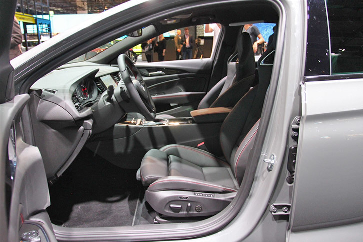 オペル・インシグニアGSi（フロントシート）