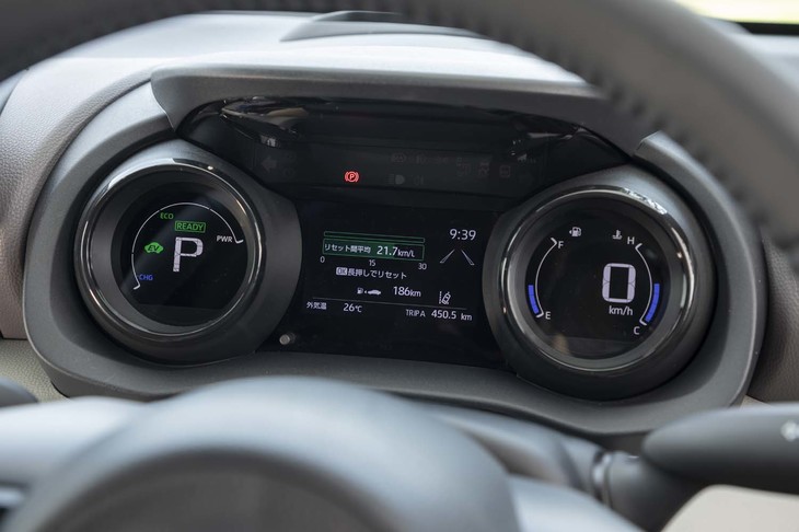「ヤリス ハイブリッドZ」のメーターパネル。フラットなメーターバイザーを組み合わせることでインストゥルメントパネル上面の視界も確保されている。