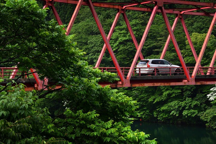 ボディーカラーは試乗車の「パーチライトメタリック」を含む全6色がラインナップされる。