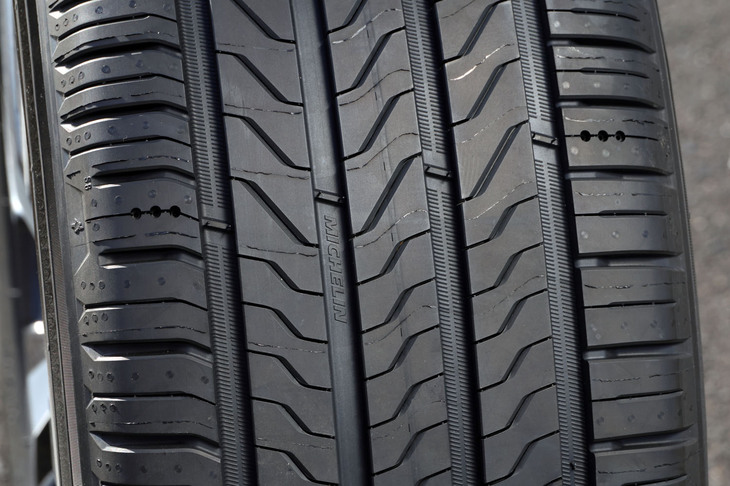 ミシュランが誇る「サイレントリブ テクノロジー」は、「プライマシー5」において一段と進化した。3本のセンターリブの横溝（写真で斜線に見える部分）の両端について形状を最適化することで、耳に伝わる“不快なノイズ”を低減させている。
	 