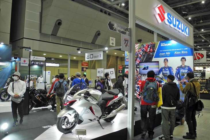 東京モーターサイクルショー2022の盛り上がりは、近年のバイクブームを印象づけるものだった。写真は、そのスズキブースでのワンシーン。