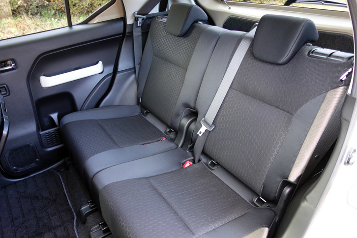 スズキ・クロスビー ハイブリッドMZ（リアシート）