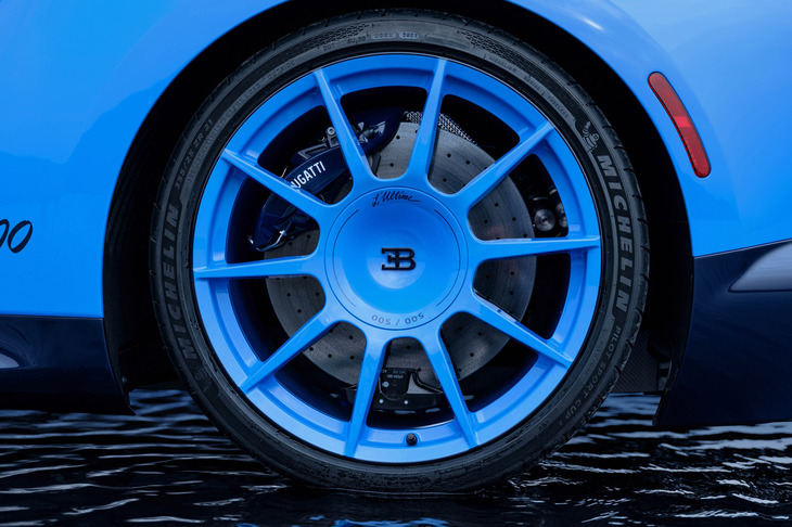 ダークな色調のフロントホイールに対して、リアは明るいボディーカラーに合わせてコーディネートされる。