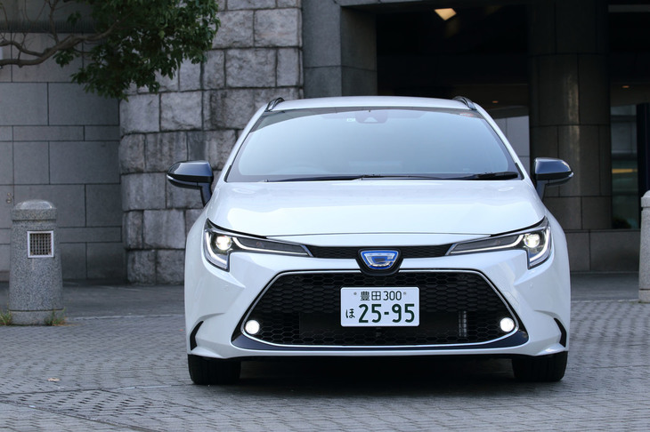 「カローラ」という車名のもと、仕向け地によって異なるクルマが販売されていた従来モデルに対し、現行型は「GA-C」プラットフォームに車台を統一。ただし、日本仕様のみ、取り回しのよいコンパクトなボディーが与えられている。