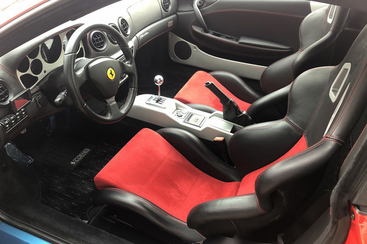 直人さんの「360モデナ」は、ブラックとレッドのコンビ表皮が採用された純正オプションのバケットシートや、2ピースの軽量アルミホイールなどが装備された個体だった。