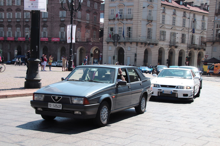 「アルファ・ロメオ・アルファ75」を「日産スカイラインGT-R」が追う。