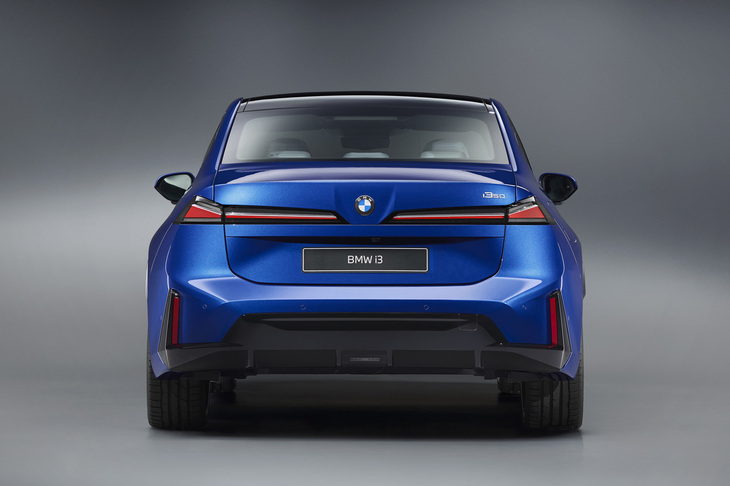 新型「i3」のリアまわり。水平に配置されたテールランプや大きく張り出したホイールアーチ、フロントと同様に車体センターの谷にエンブレムを配置するのも、新型i3におけるエクステリアデザインのポイントだ。