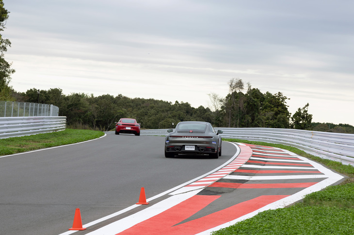 各モジュールでの練習成果を見せるべく、最後にもう一度ハンドリングトラックを走りましたた。はじめに走ったときよりも、滑らかにハンドル操作できている自分を実感。せっかくなのでアクセルを深く踏み込んでトライすると「いいですね～。しっかりアクセルを踏めていてさっきよりハンドル操作もスムーズにできています。このスピードで走れる女性はなかなかいないですよ」と平田さんからお褒め（？）の言葉をいただきました。運転のしやすさと安定性をもってあらためて、ポルシェの走りの楽しさを存分に体感できました。繰り返しますが、ポルシェは本当に運転しやすいです。