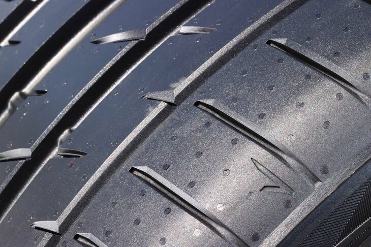 「プロクセス スポーツ2」はアウト側にあえて塊感を残して弾性率を高めたシリカを配合。横力による変形を抑えている。