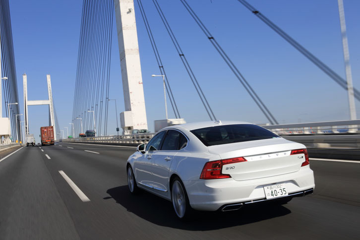 高速道路を行く「S90」。コの字を描くリアコンビランプも特徴的なディテールだ。