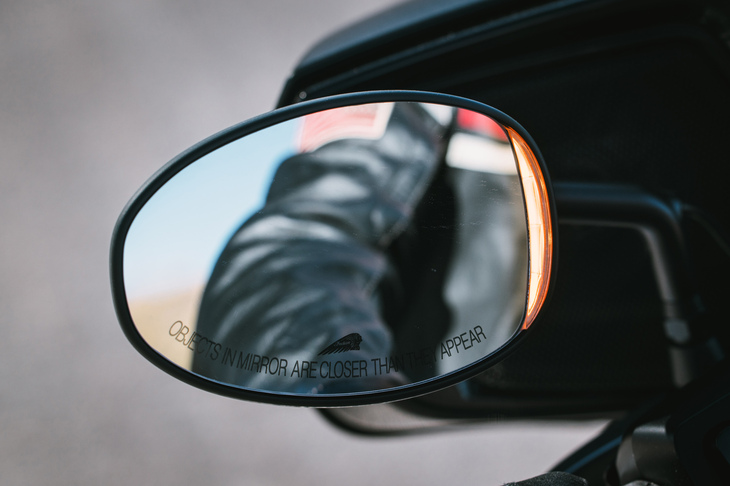 「ブラインドスポット・ワーニング」の警告は、ミラーのインジケーターで行う。