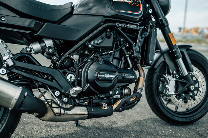 「X350」と「X500」のエンジンは、360°クランクの水冷4ストローク直列2気筒DOHC 4バルブ。既存のハーレーのVツインとはもちろん、他社の180°クランク、270°クランクのパラレルツインとも趣の異なる回り方をする。写真はボア×ストローク＝69×66.8mm、排気量500ccのX500のエンジン。