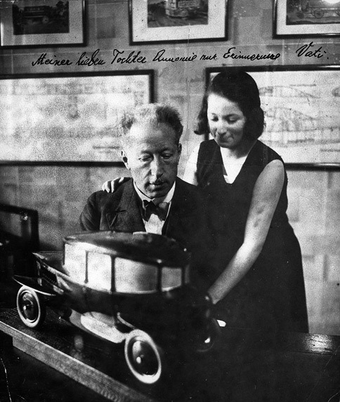 「トロップフェンワーゲン」の模型を前に、娘と語らうエドムント・ルンプラー。（写真＝ドイツ技術博物館）