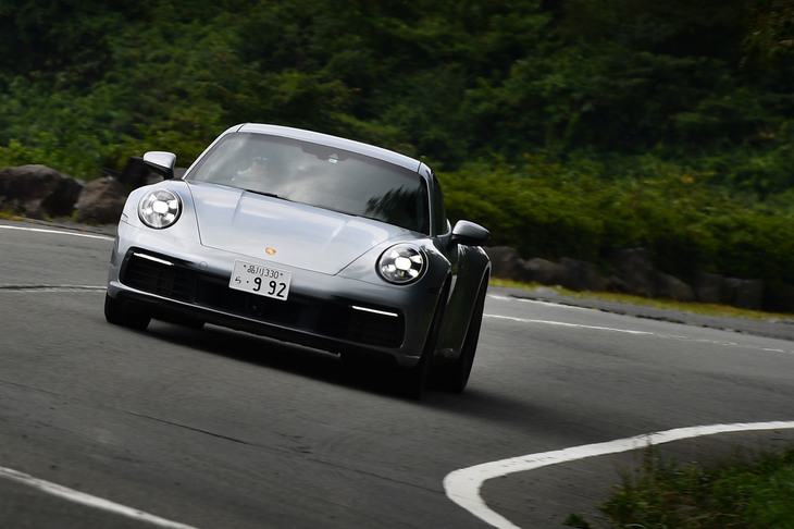 現在「ポルシェ911カレラS」（991型前期）を所有している池沢早人師先生が「気になるニューモデルの一台」という最新の「911カレラ」（992型）。「ほとんどNA（自然吸気）じゃないですか！」と、ドライブフィールやエキゾーストサウンドを高く評価した。