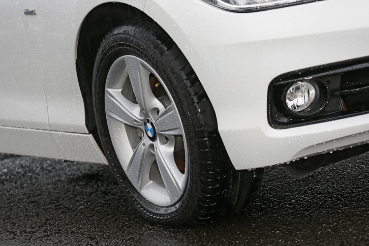 会場では、ランフラットタイヤの空気を抜くデモンストレーションも行われた。空気が抜けても一定の厚みを保っている。